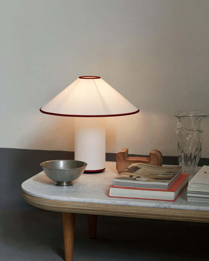 Moderne bordlampe i brug