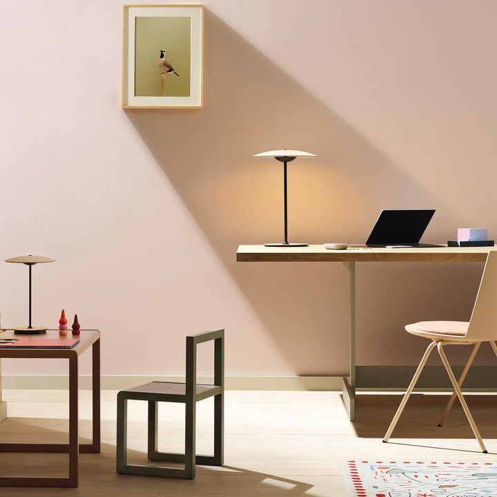 Moderne bordlampe i metal med LED