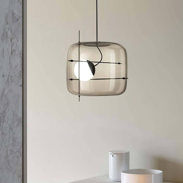 Nærbillede af den moderne glas pendel, der viser detaljerne