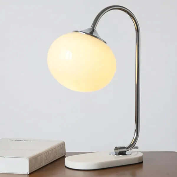 Moderne bordlampe med metal- og glaselementer