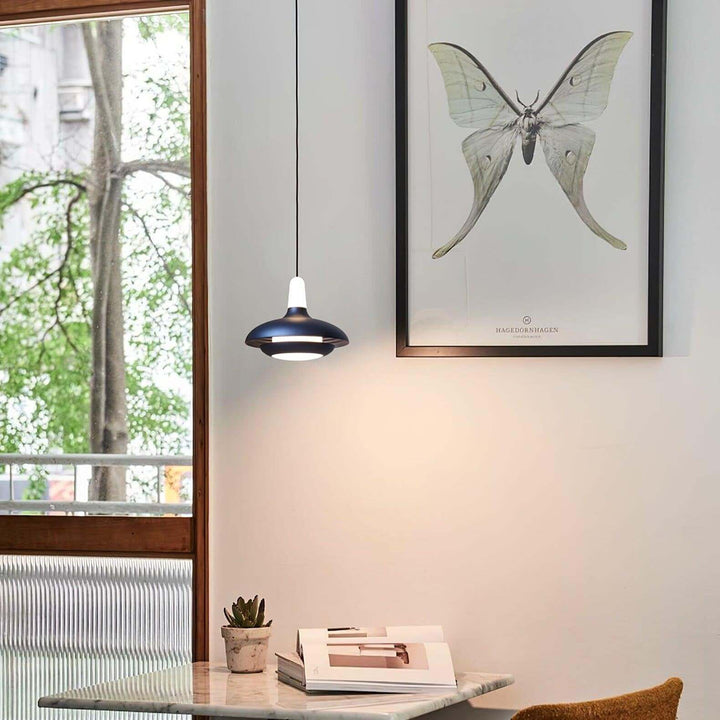 Moderne loftslampe i tropisk stil