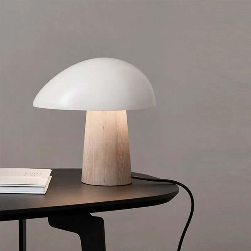 Moderne bordlampe med skandinavisk design