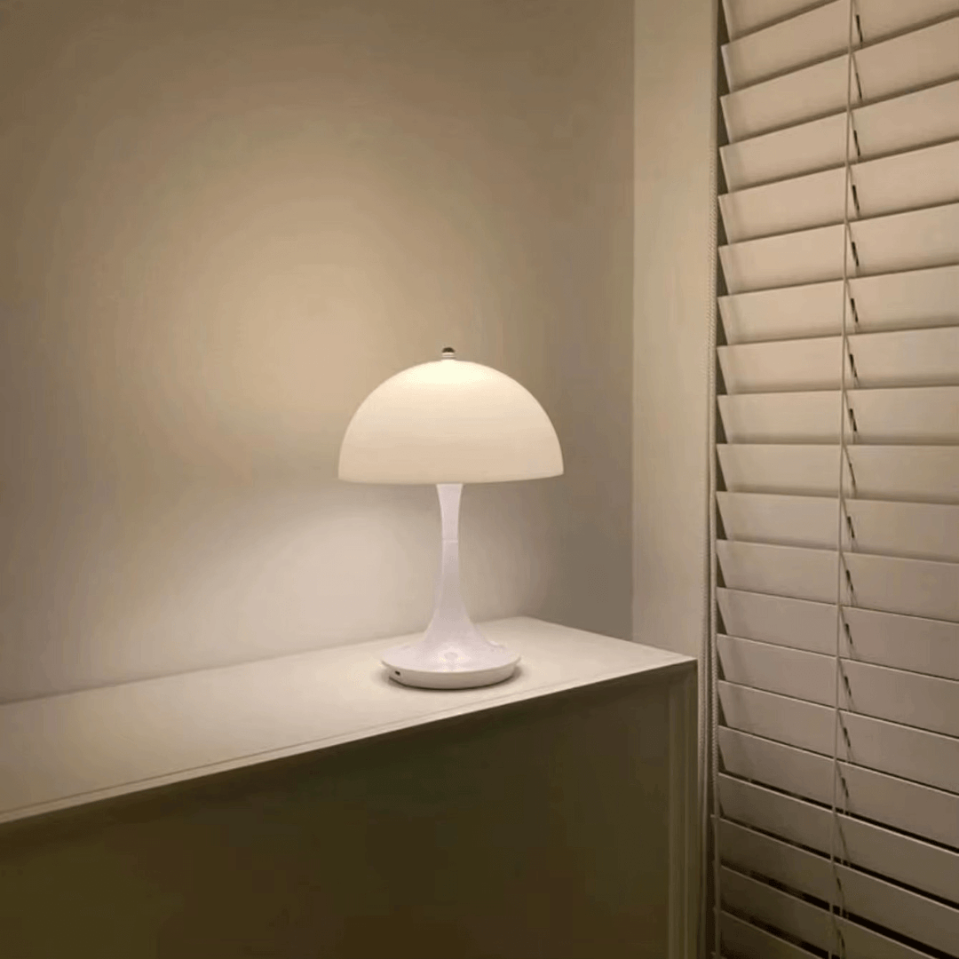 Moderni LED-pöytävalaisin, langaton ja himmennettävä