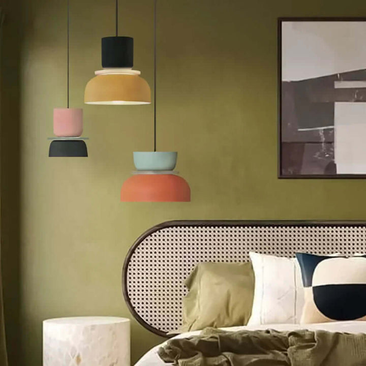 Moderne loftlampe i farveblokke med nordisk design
