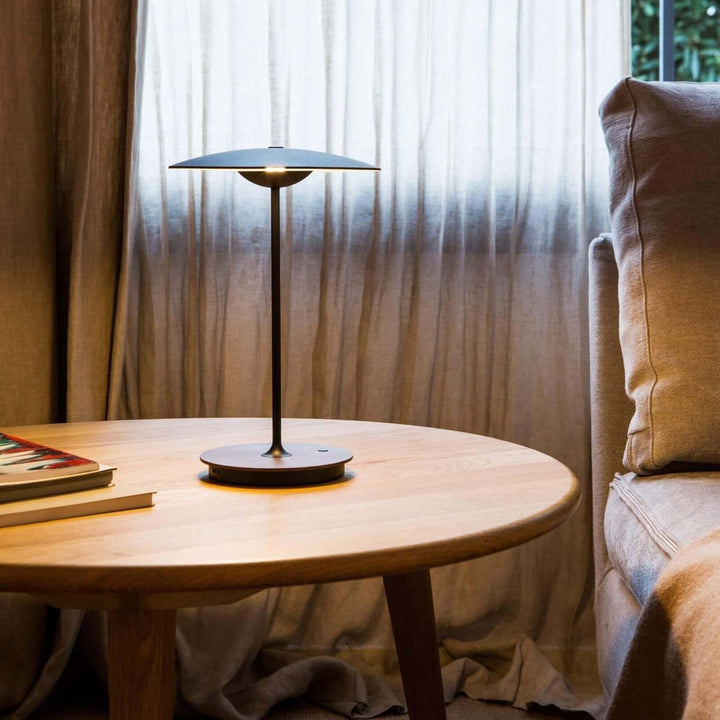Moderne bordlampe i metal med LED