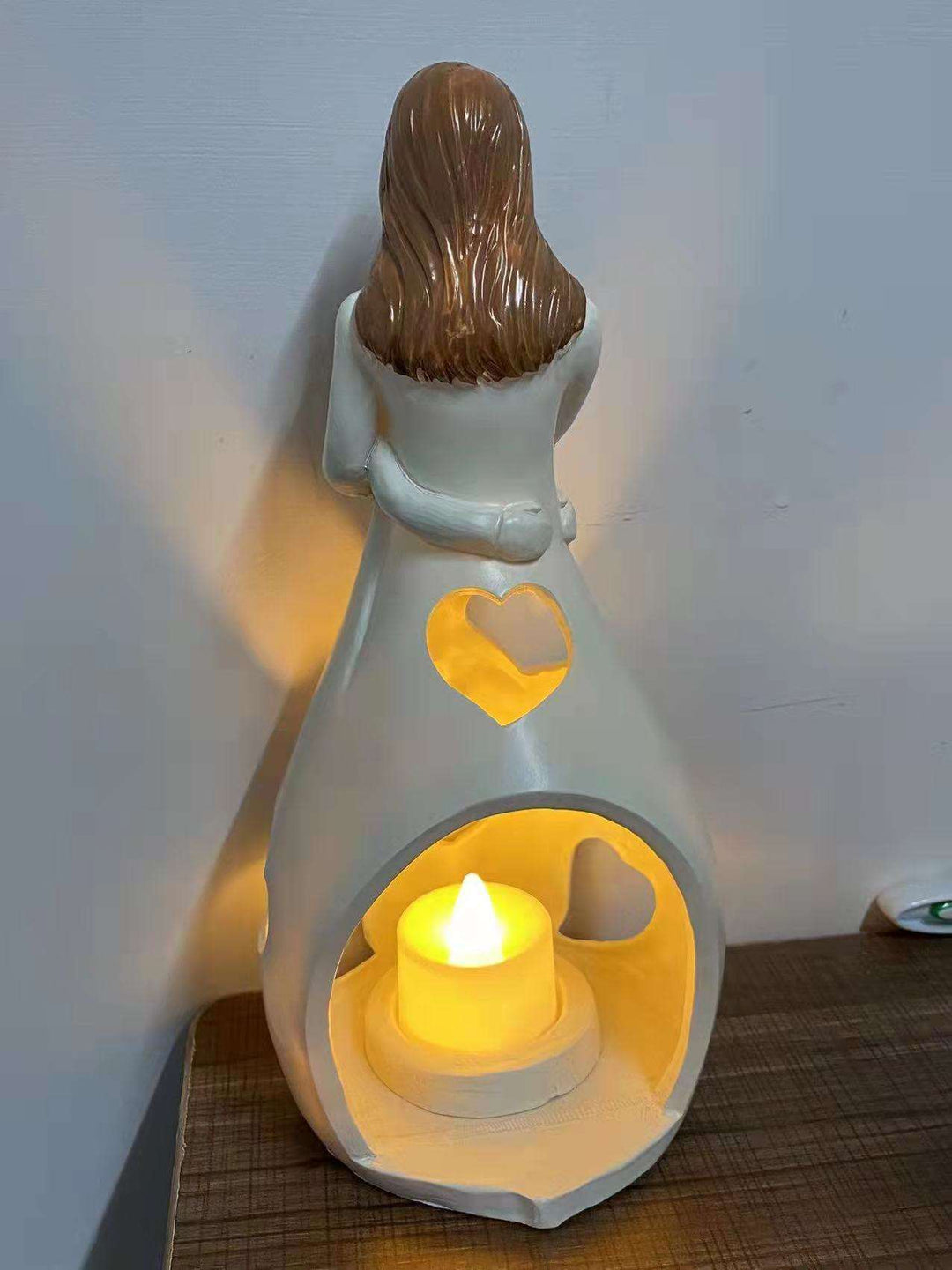 Romantisk bordlampe i beige med blødt lys