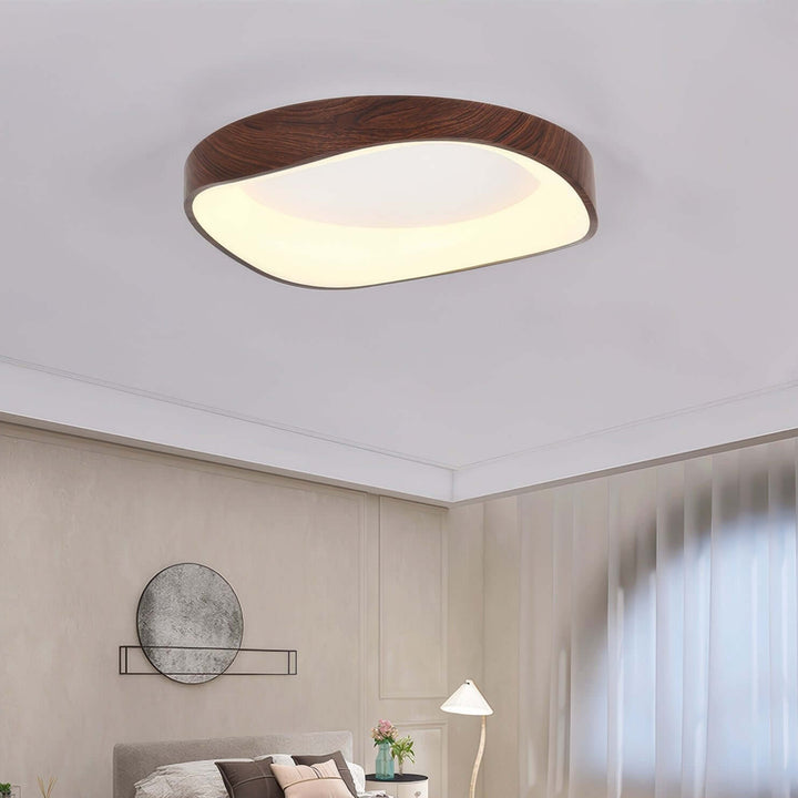 Nordisk loftlampe med kunstnerisk træstruktur