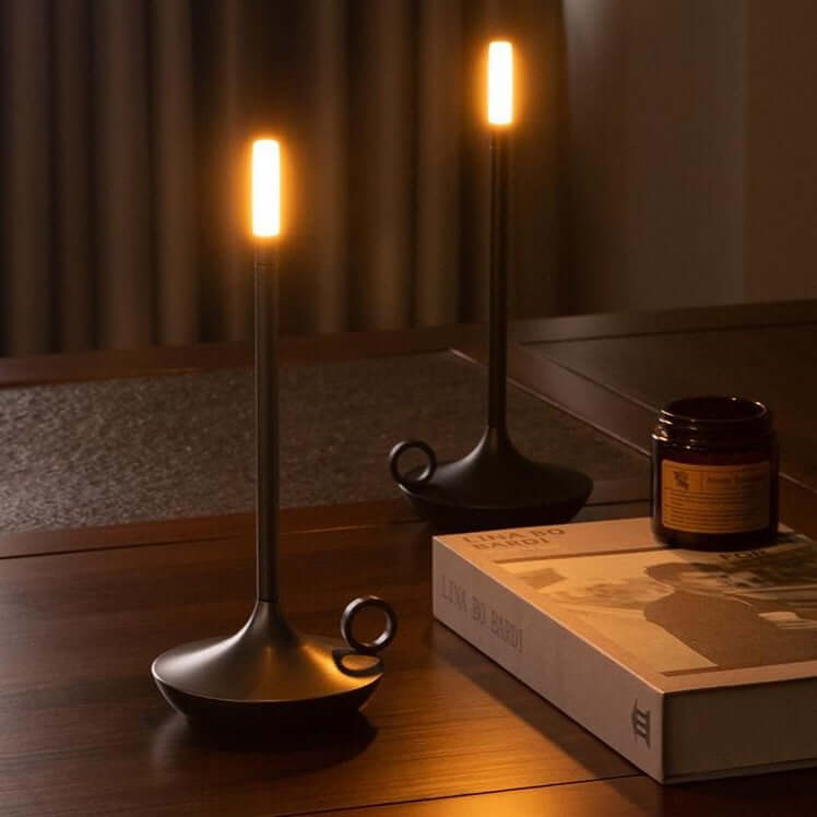 Moderne bordlampe tændt