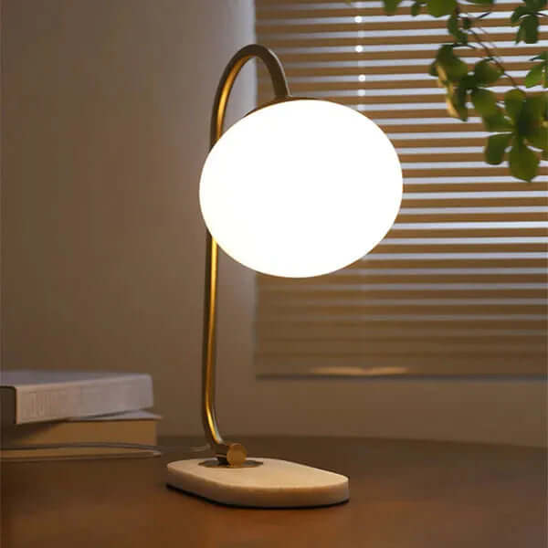 Moderne metal- og glasbordlampe i skumfidusform