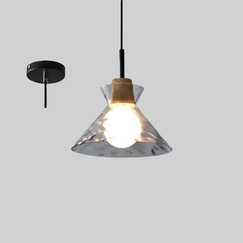 Moderne pendellampe i glas med trædetaljer
