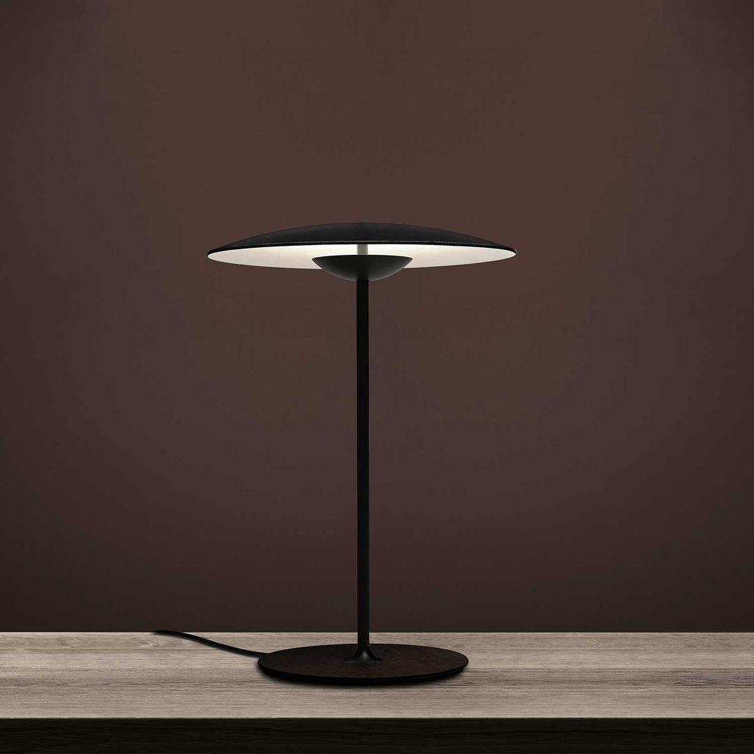 Moderne bordlampe i metal med LED