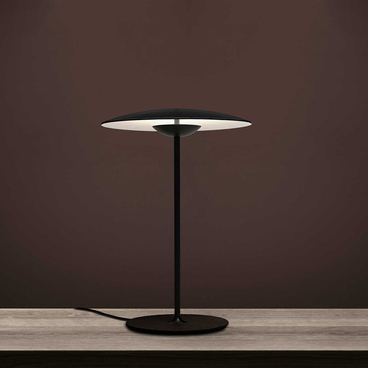 Moderne bordlampe i metal med LED