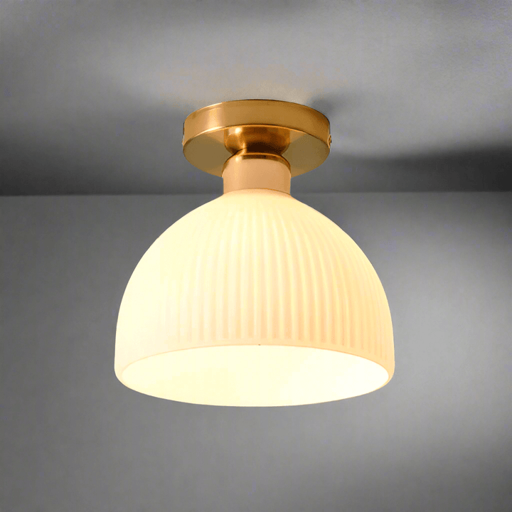 Moderne loftslampe med mælkeagtigt glas