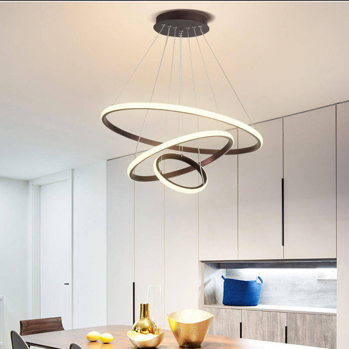 Moderne loftlampe med 3 ringe i et minimalistisk interiør