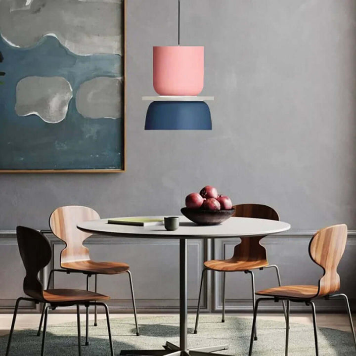 Moderne loftlampe i farveblokke med nordisk design
