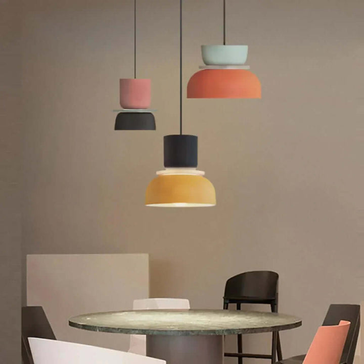 Moderne loftlampe i farveblokke med nordisk design