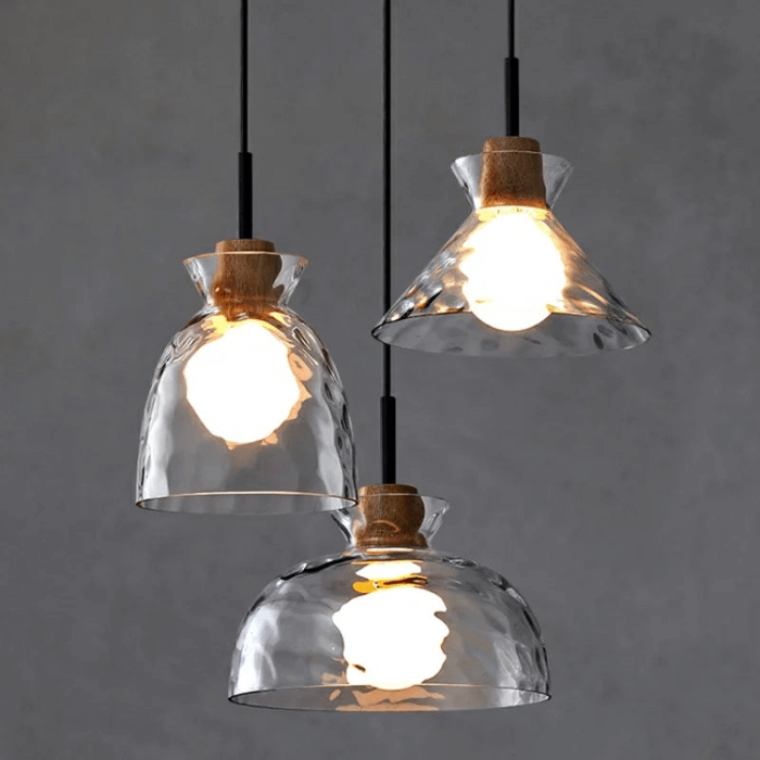 Moderne pendellampe i glas med trædetaljer