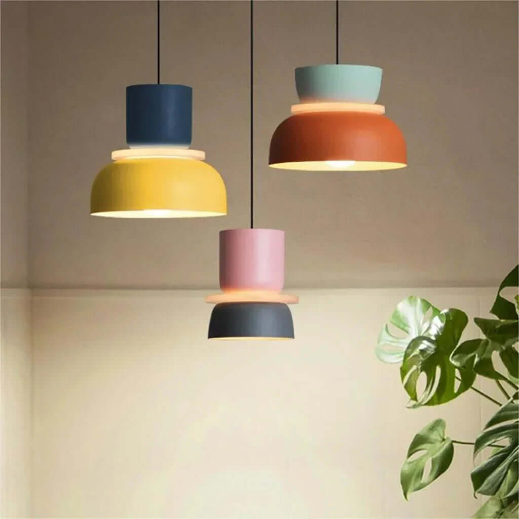 Moderne loftlampe i farveblokke med nordisk design