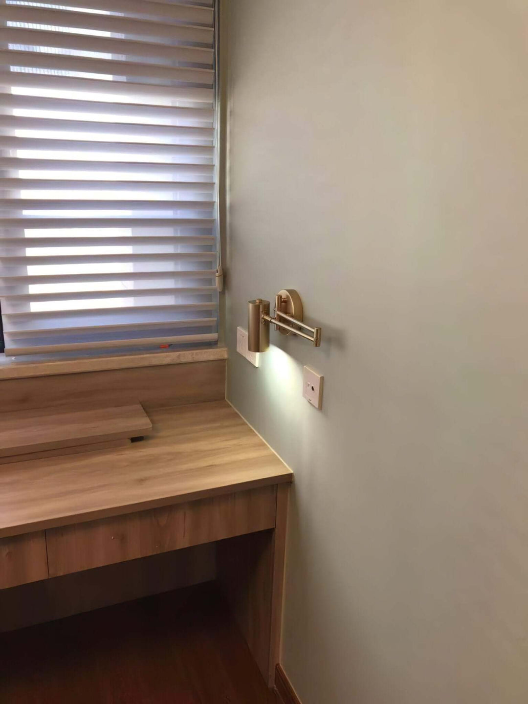 Moderne justerbar væglampe