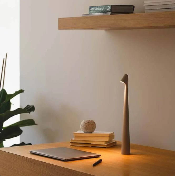 Nærbillede af bærbar LED-bordlampe