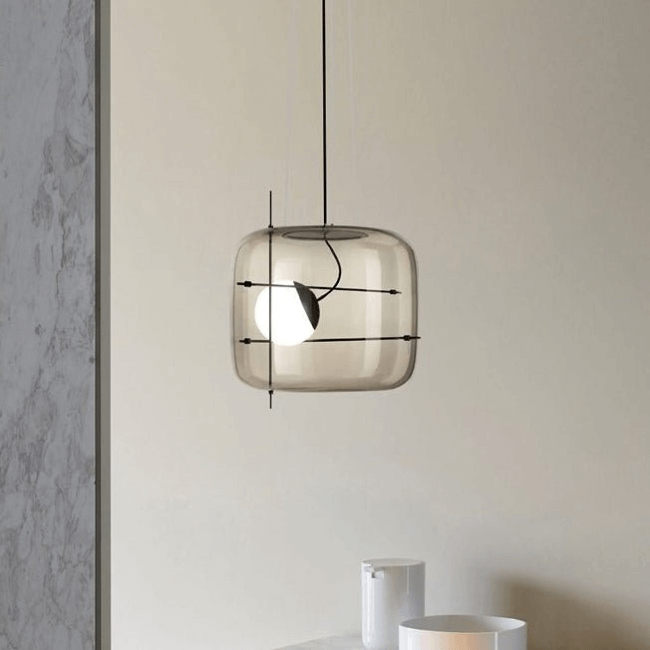 Moderne glas pendel med sort base og røget grå skærm