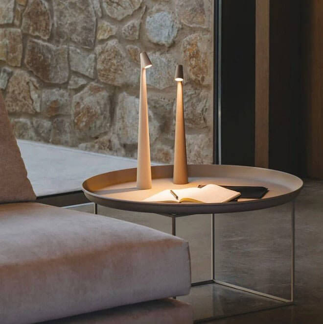 Bærbar LED-bordlampe i grå