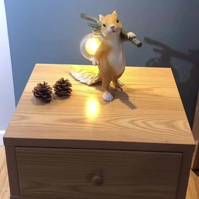 Sød bordlampe med egernmotiv