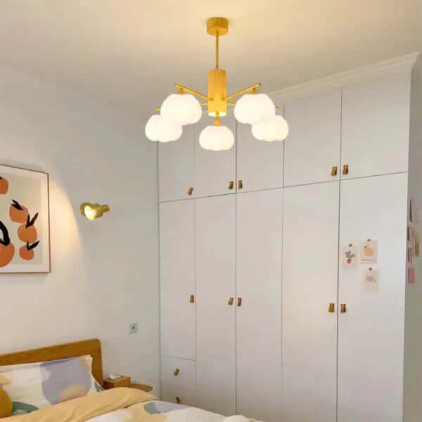 Moderne loftslampe i træ og bomuldskugler