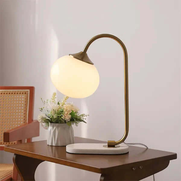 Moderne metal- og glasbordlampe i skumfidusform
