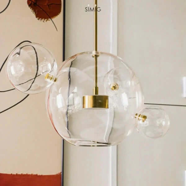 Moderne pendellampe i en stue