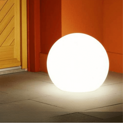 Aurinkoenergialla toimiva puutarhavalaisin - pallo