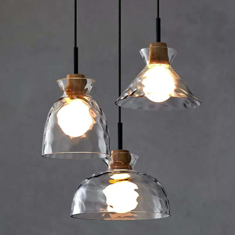 Moderne pendellampe i glas med trædetaljer