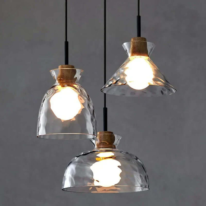 Moderne pendellampe i glas med trædetaljer