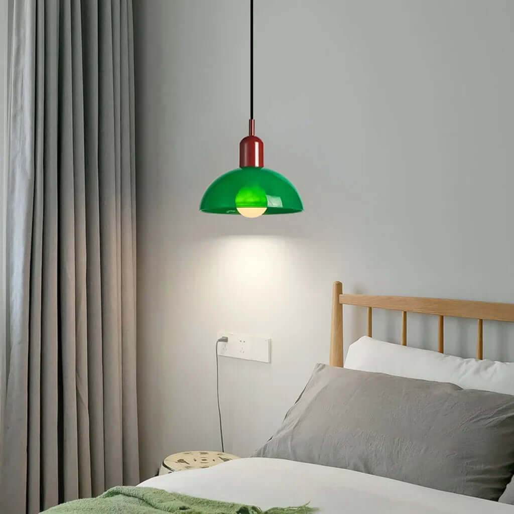 Farverig pendel med glaskuppel