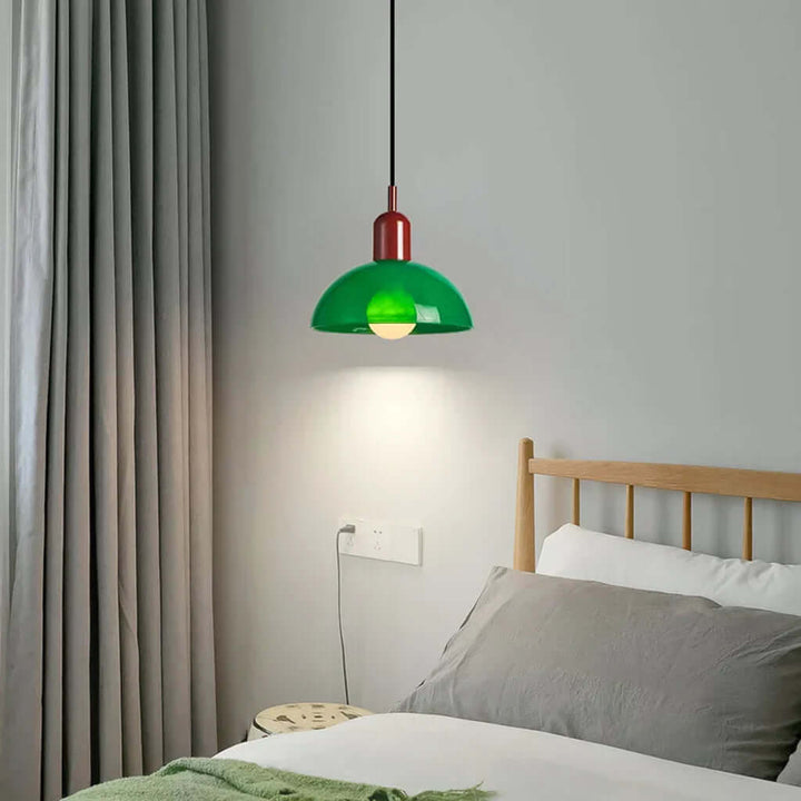Farverig pendel med glaskuppel