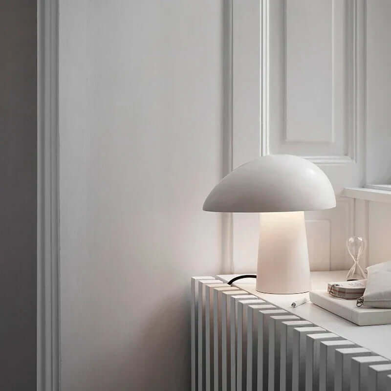 Moderne bordlampe med skandinavisk design