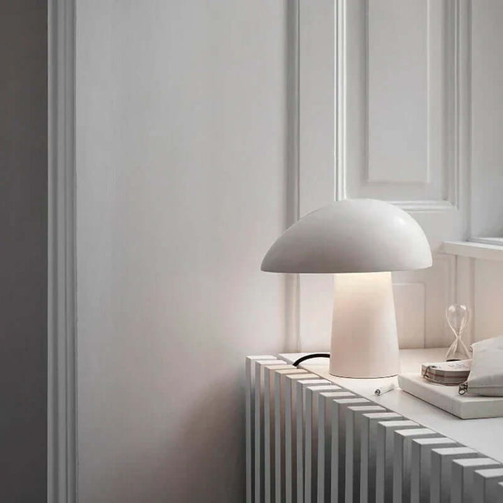 Moderne bordlampe med skandinavisk design