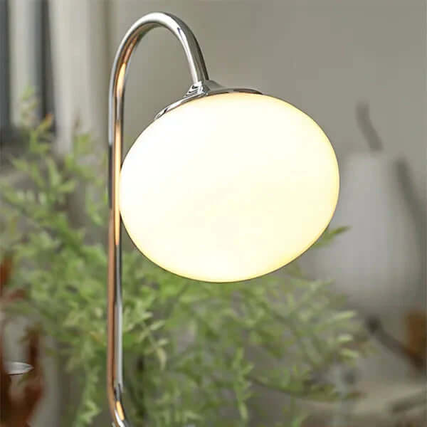 Moderne metal- og glasbordlampe i skumfidusform