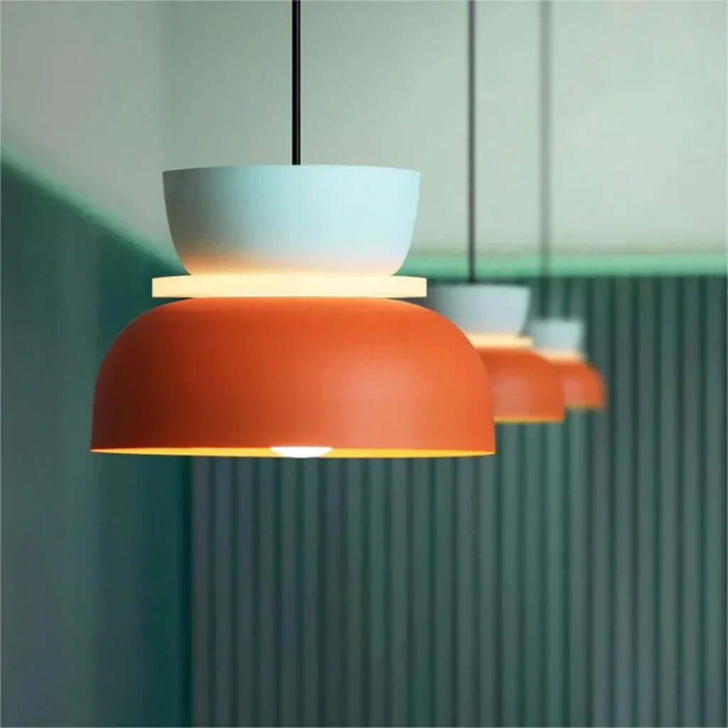 Moderne loftlampe i farveblokke med nordisk design