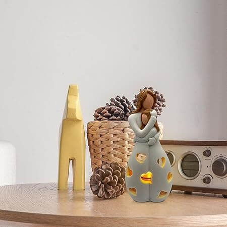 Romantisk bordlampe i beige med blødt lys