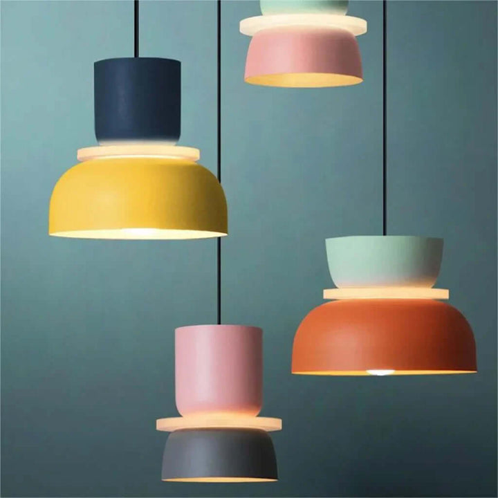 Moderne loftlampe i farveblokke med nordisk design