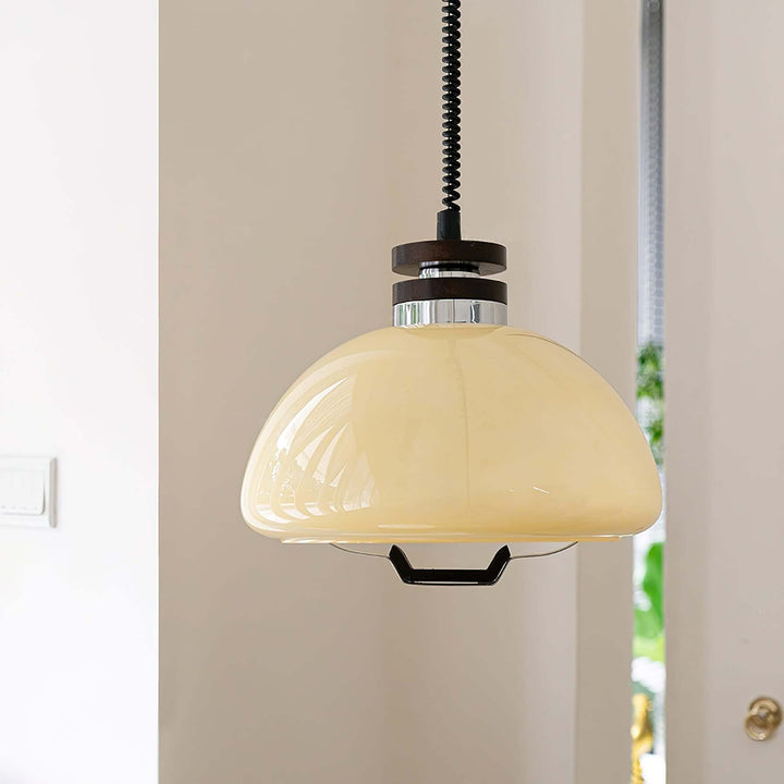 Detalje af beige pendellampe