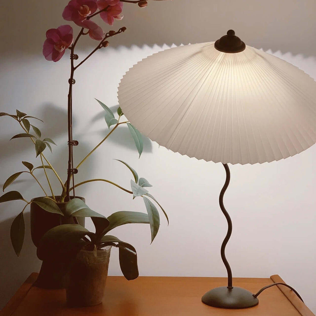 Buet skrivebordslampe