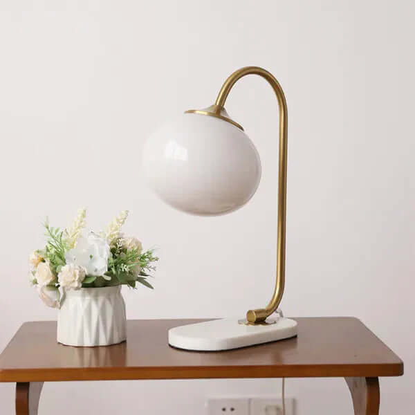 Moderne bordlampe med metal- og glaselementer