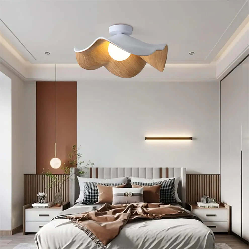 Lotus Loftlampe monteret i et soveværelse
