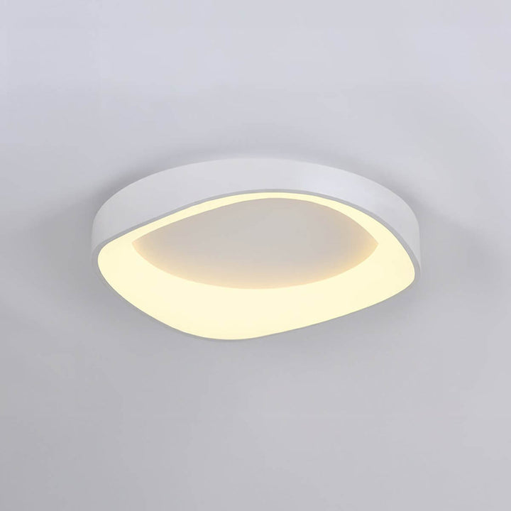 Nordisk loftlampe med kunstnerisk træstruktur