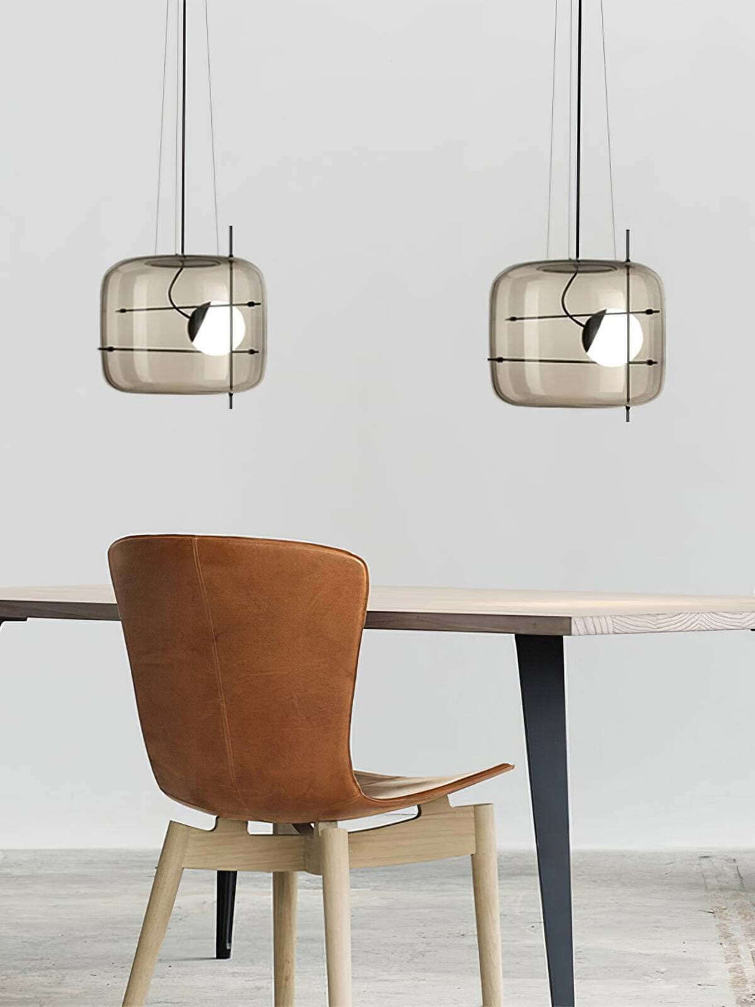 En moderne glas pendel over et spisebord
