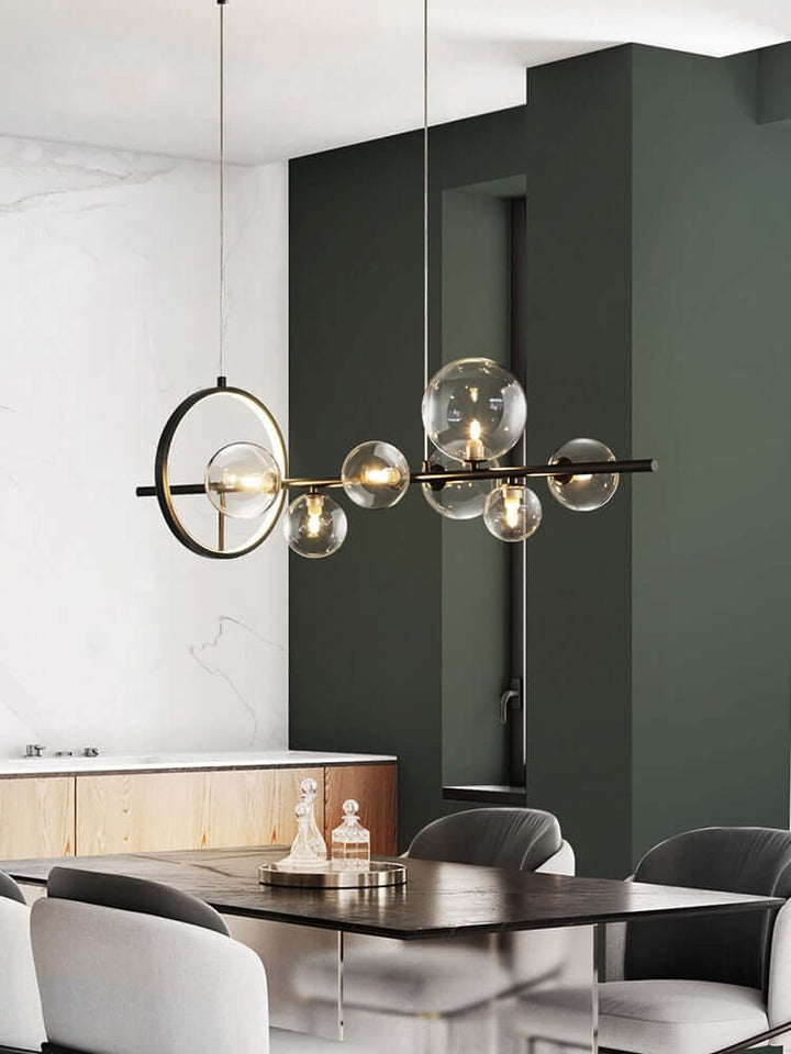 Flere glasboble pendellamper installeret sammen