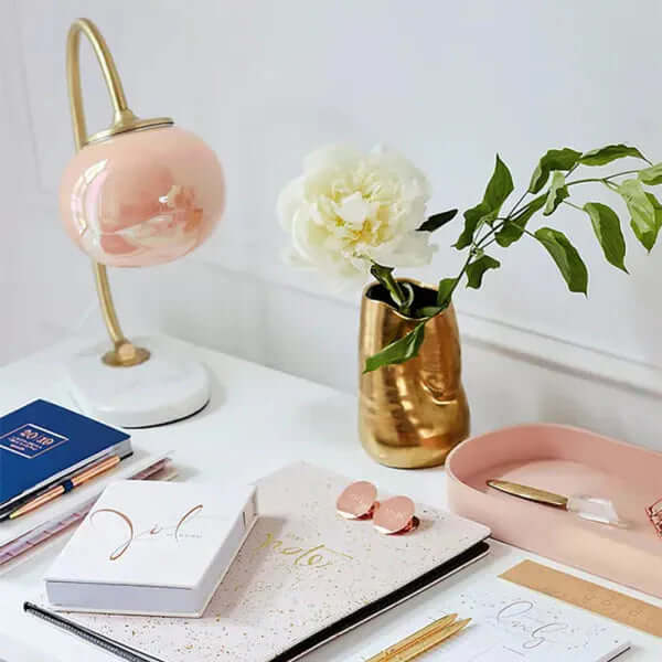 Moderne metal- og glasbordlampe i skumfidusform