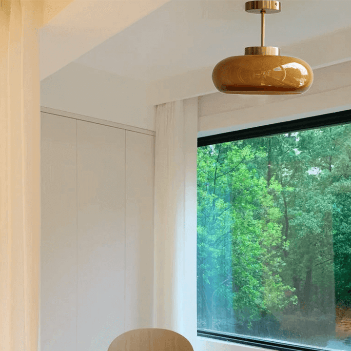 Vintage loftslampe med orange glaskuppel og kobberstel